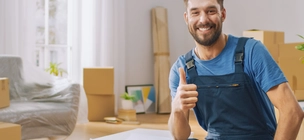 Nasmejani monter pohištva IKEA z dvignjenim palcem