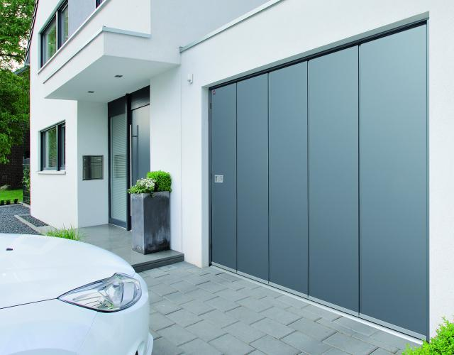 Sekcijska garažna vrata v sivi barvi z bočnim odpiranjem