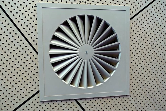 ventilator za izpuh zraka na steni