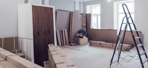 Stanovanje v fazi obnove: lestev, škatle, vrata