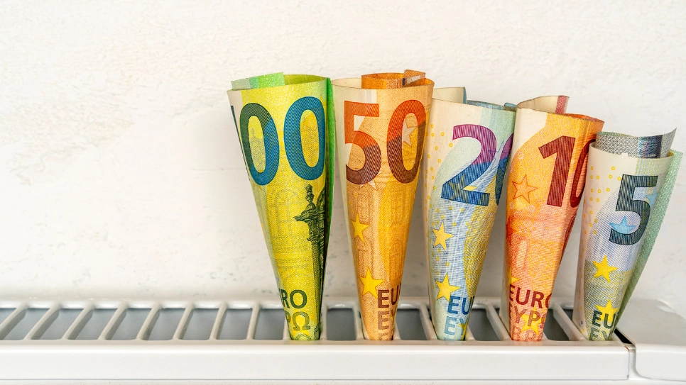 evrski bankovci, zatlačeni v radiator