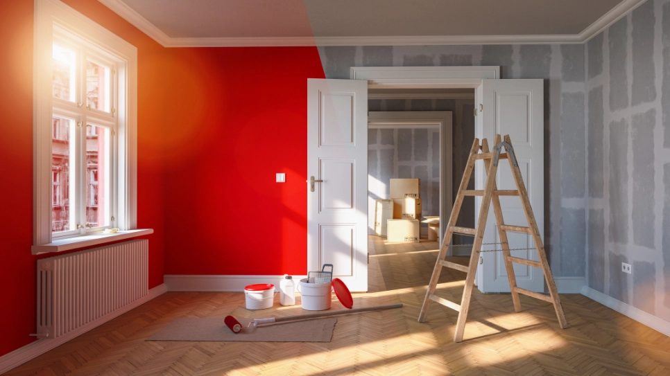 soba, napol prebarvana z rdečo barvo