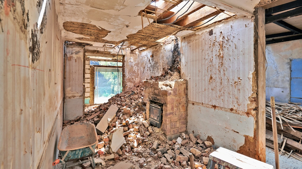 ostanki grobih obnovitvenh del v stanovanju — zidaki in trske