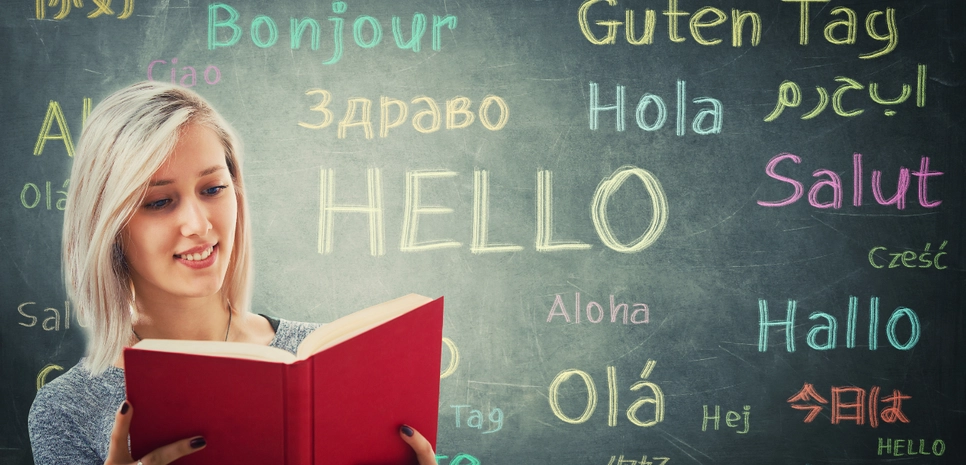 Dekle s prevodi besede "Hello" v različnih jezikih okoli nje.