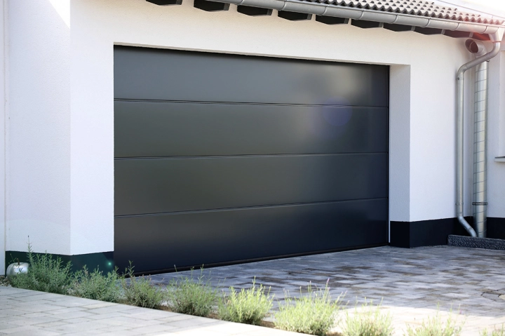 Siva garažna vrata s 4 horizontalnimi lamelami