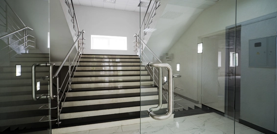 steklena vrata na stopnišču polosvnega prostora