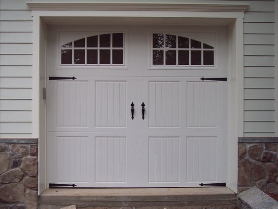 Bela lesena garažna vrata z okni, dvokrilno odpiranje