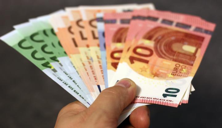Šop evrskih bankovcev v roki