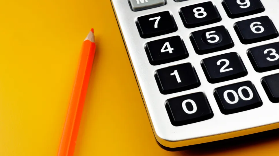 kalkulator na rumenem ozadju