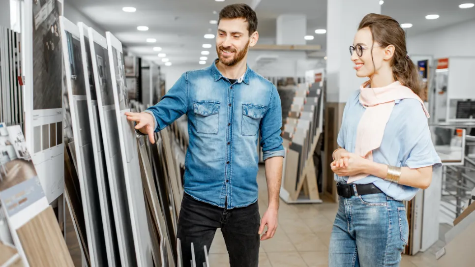 prodajalec svetuje stranki glede izbire keramičnih ploščic