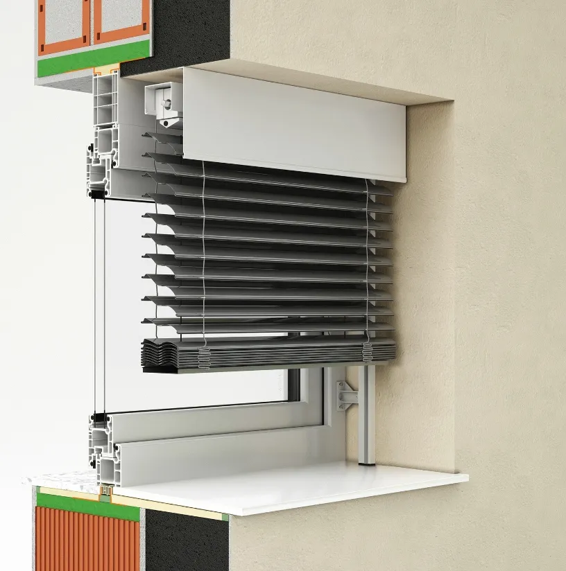 Žaluzija Krpan z vidno aluminijasto masko na zunanji strani.