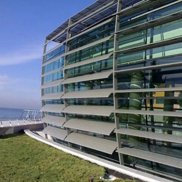 Brisole senčila na veliki stekleni stavbi