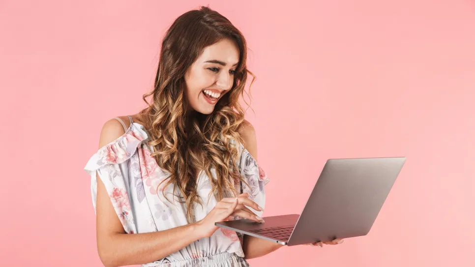 zadovoljna stranka zaključuje spletno naročilo