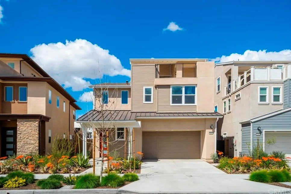 Hiša z bež fasado.