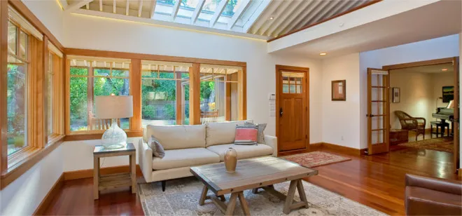 Prostorna rustikalna dnevna soba z lesenimi okni