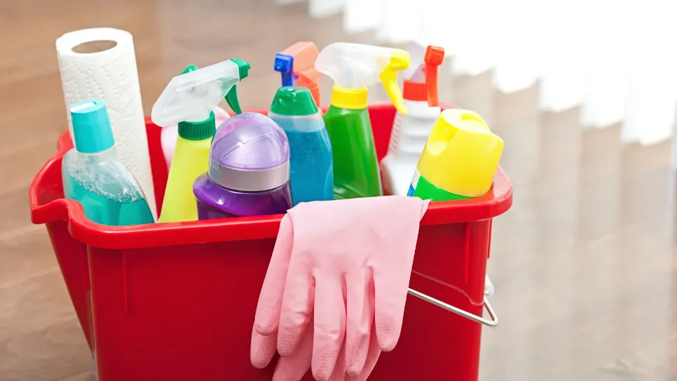 vedro s proizvodi za čiščenje