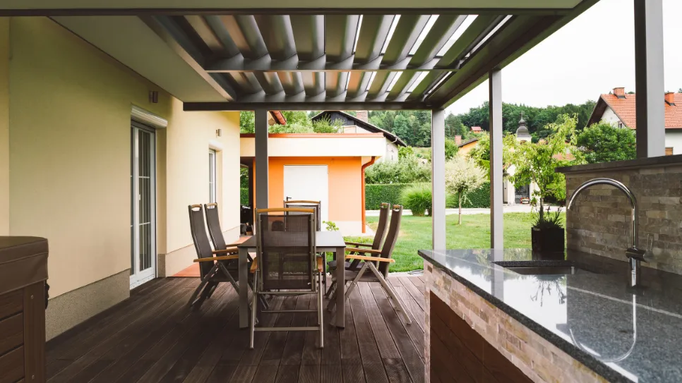 lesena-terasa-ob-hisi