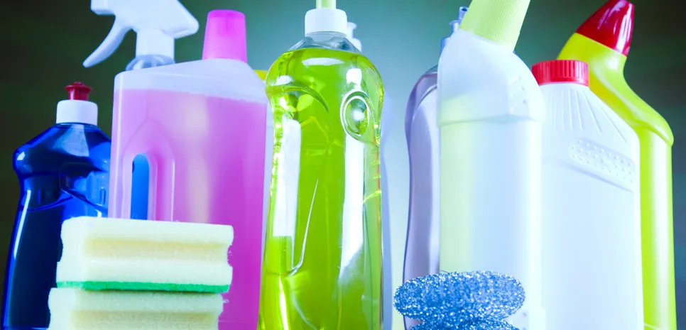 nabor različnih sredstev za čiščenje