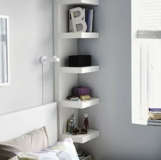 Police v kotu Police v kotu sobe, nameščene ena nad drugo od postelje do stropa.