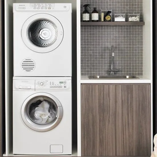 Sušilni stroj, nameščen nad pralni stroj.