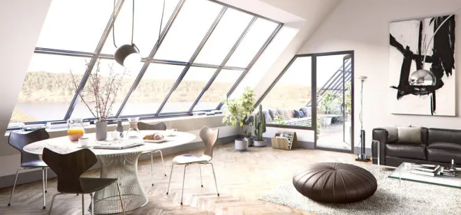 Stanovanje - sprememba namembnosti Svetlo mansardno stanovanje z velikimi podstrešnimi okni. Dnevno-bivalni prostor z jedilno mizo in stoli.