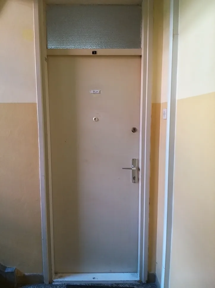 Neskladna vrata stanovanja s poševnim okvirjem nakazujejo na morebitne strukturne težave.