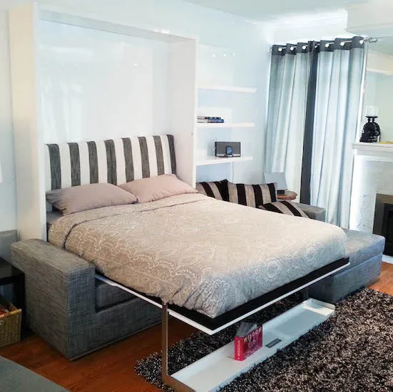 Postelja nad kavčem Zložljiva postelja, nameščena nad kavčem.