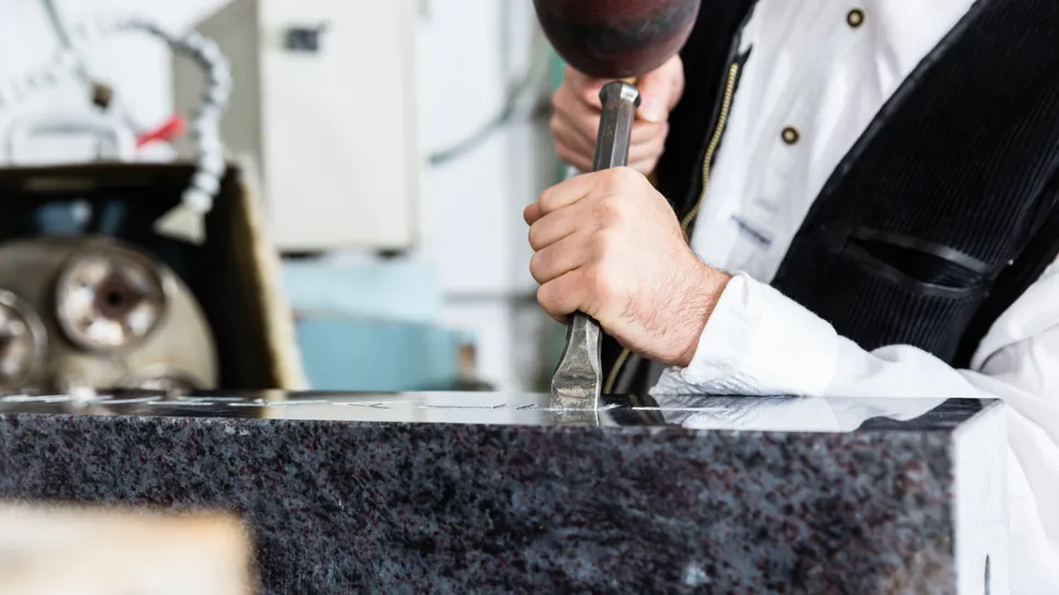 kamnosek kleše nagrobni napis