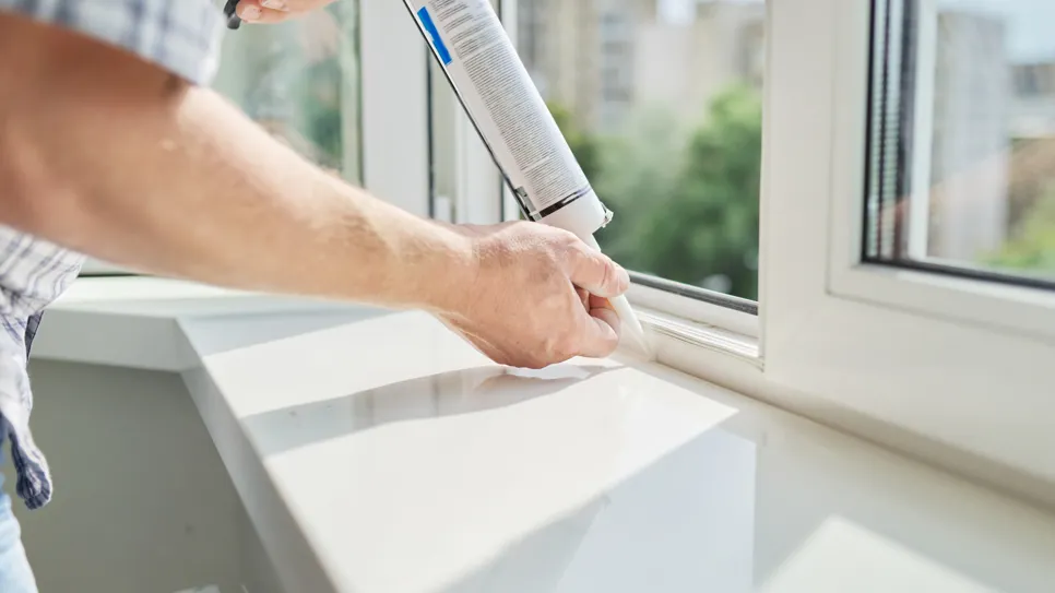 Mojster kamnosek namešča kamnito notranjo okensko polico.