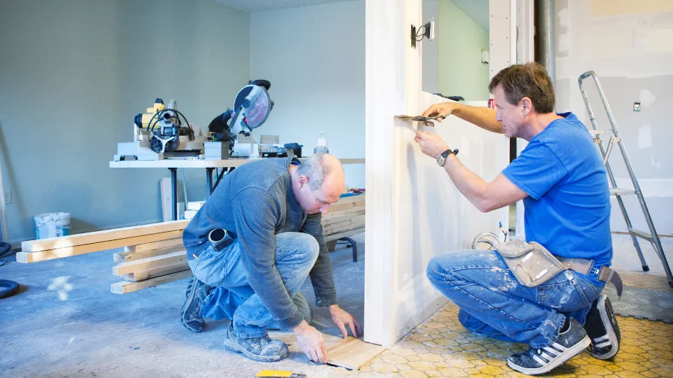 Mojstra v modrih delavskih kombinezonih prenavljata stanovanje.