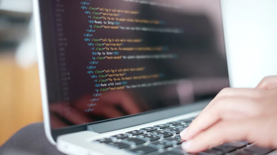 prenosni računalnik z računalniško kodo na črnem zaslonu