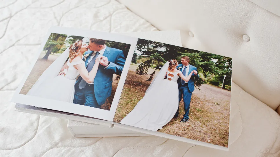 odprta poročna knjiga na kavču