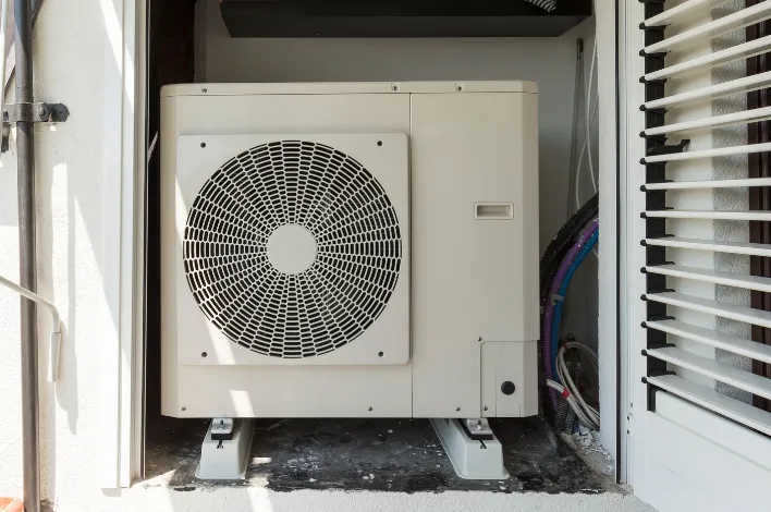 Toplotna črpalka na balkonu