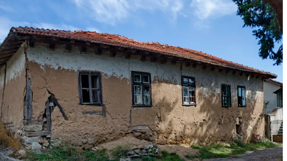 Stara razpadajoča hiša