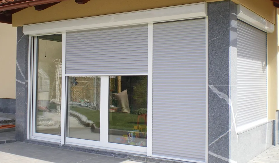 Sive zunanje rolete na oknih in vratih v pritličju.