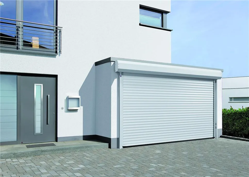 Garaža v hiši z belimi rolo garažnimi vrati z nadometno škatlo