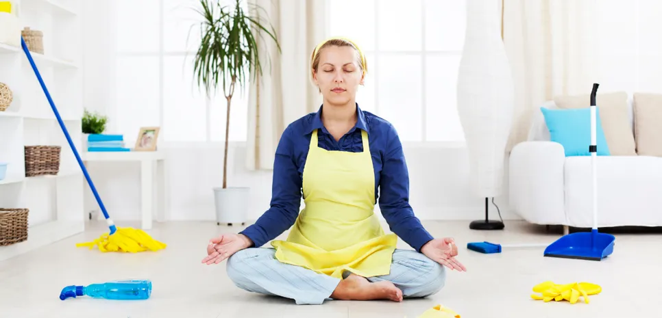 čistilka v dnevni sobi izvaja jogo