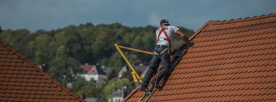 Prenova strehe Krovec na rdeči opečnati strehi.