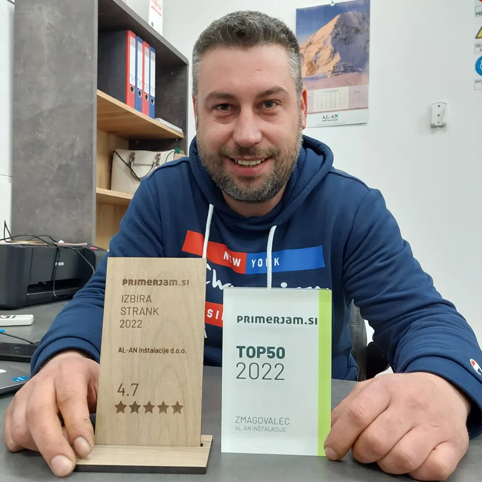 Aleš Mikek, direktor podjetja AL-AN Inštalacije s priznanjem "Izbor strank" in "Top 50" 2022 Primerjam.si.