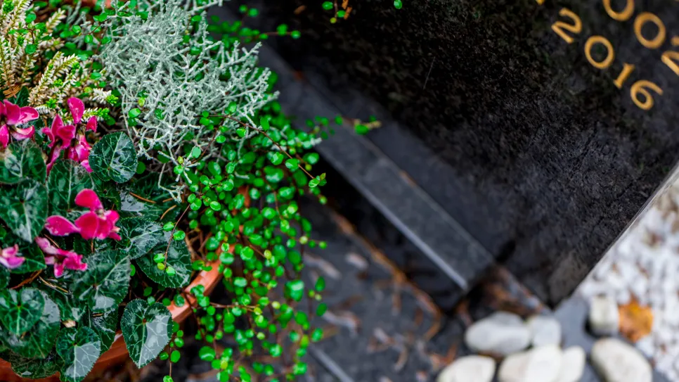 nagrobni spomenik na katerem je cvetje