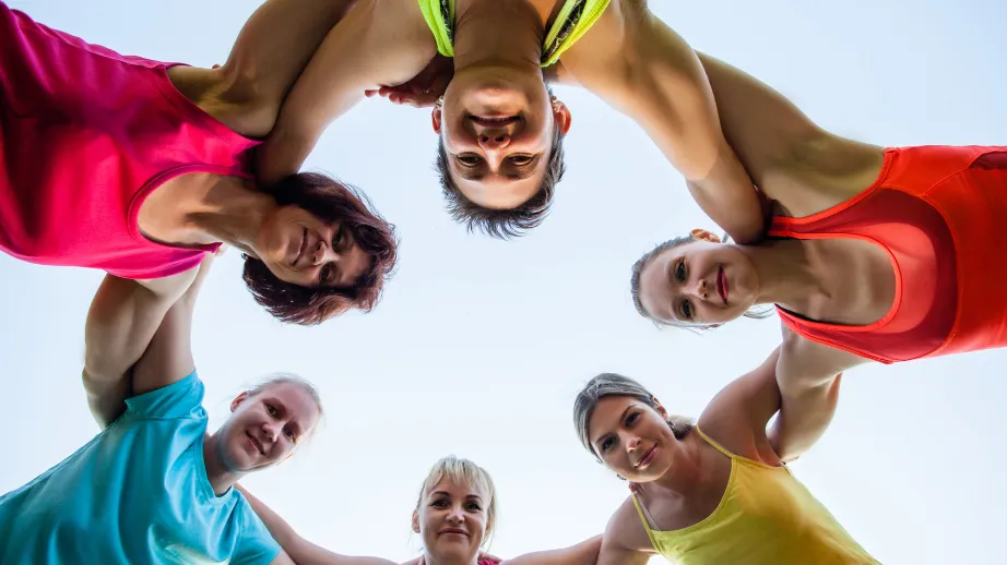 Člani športnega društva so sklenili roke po uspešnem teku.