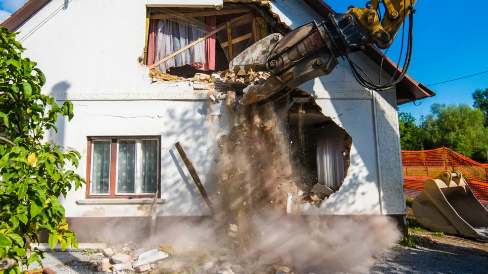 bager ruši zidove stare hiše