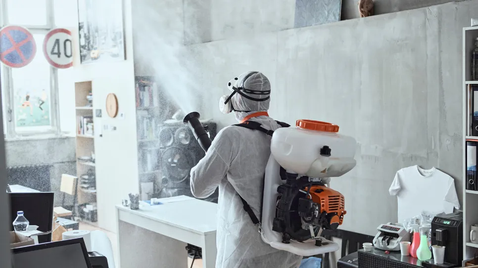 dezinfekcija s pomočjo naprave, ki prši razkužilo