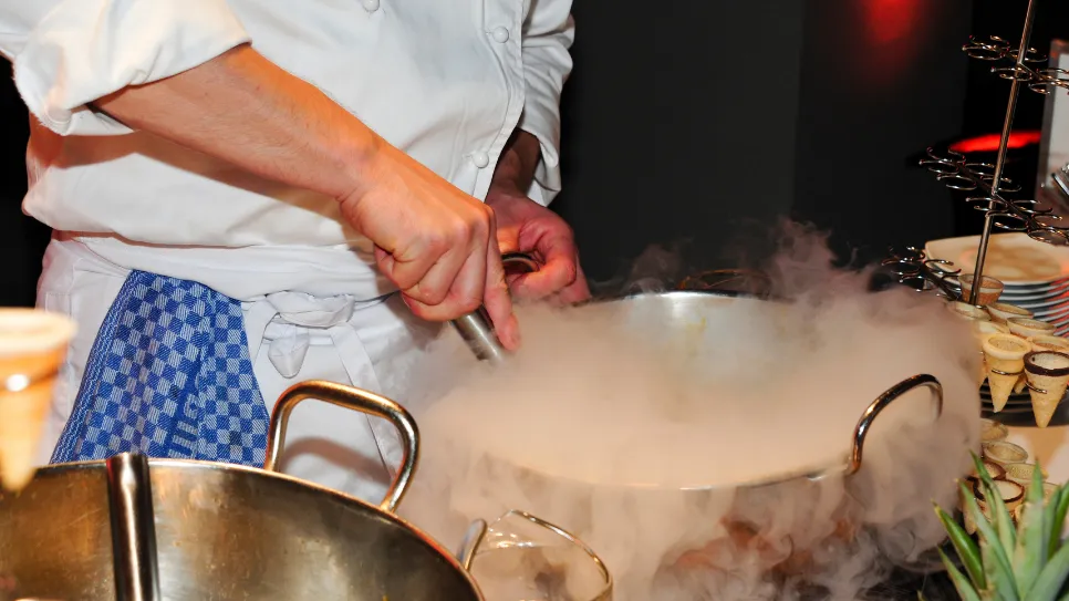 Kuhanje pred gosti na catering dogodku.