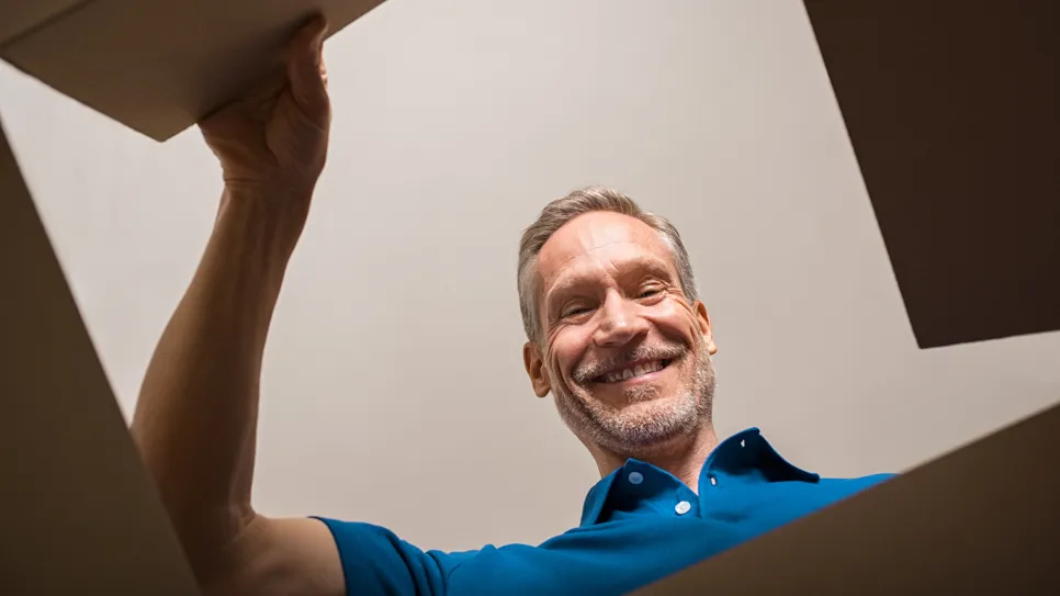 Zadovoljna stranka gleda v škatlo