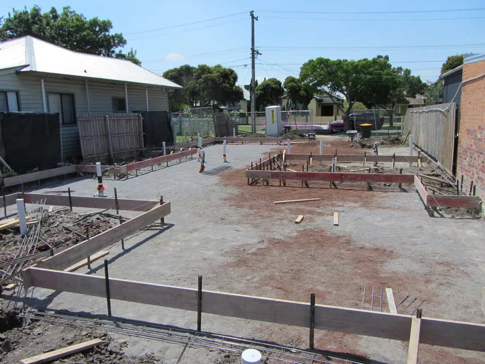 S količki in lesenimi pregradami označena pozicija nove stavbe oz. temeljev