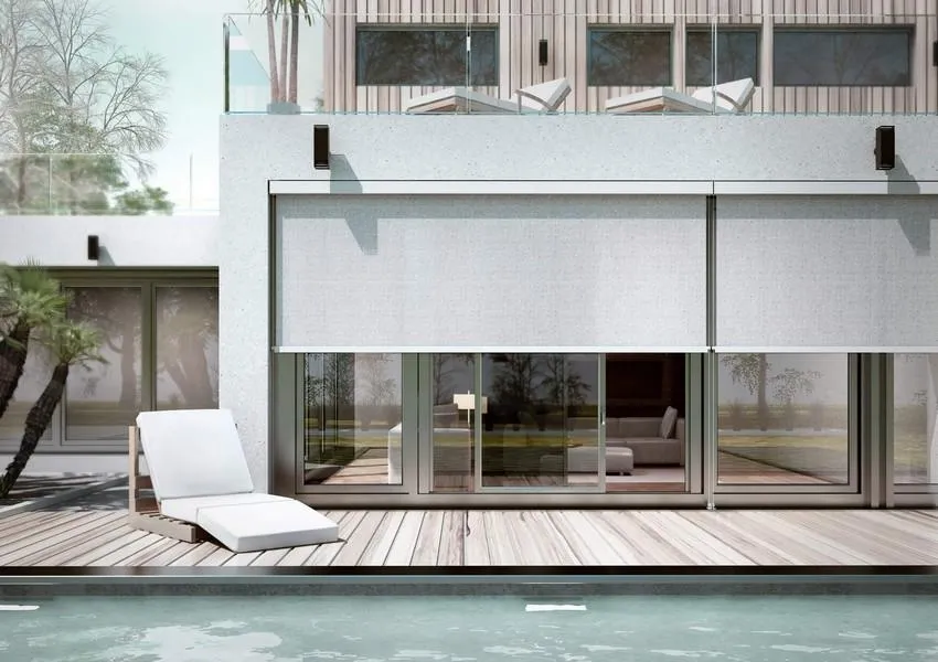 Senčila na hiši z bazenom