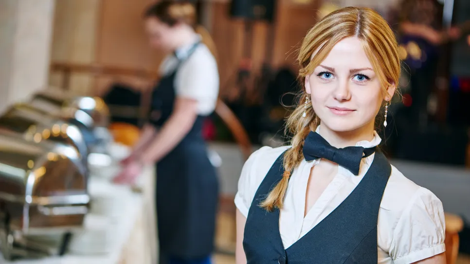 Natakarica na catering dogodku.