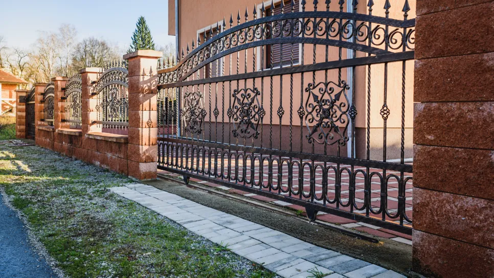 Kovana ograja.