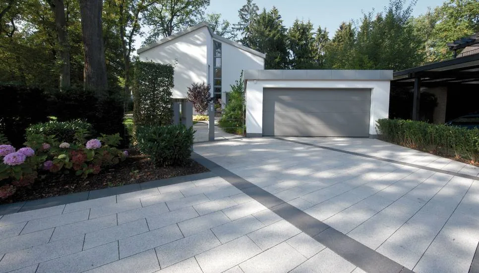 Tlakovano dvorišče.